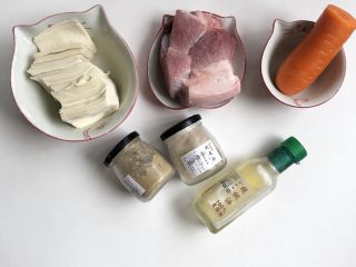 1、自制猪肉胡萝卜馄饨,准备材料如上图