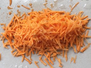 2、自制猪肉胡萝卜馄饨,胡萝卜用擦丝板擦城丝