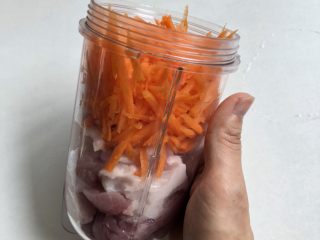 3、自制猪肉胡萝卜馄饨,猪肉去皮切小块加入胡萝卜丝放入料理机