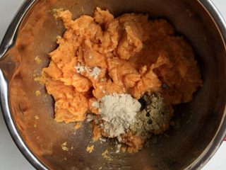 5、自制猪肉胡萝卜馄饨,加入虾皮粉、牡蛎粉、核桃油