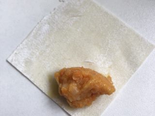 7、自制猪肉胡萝卜馄饨,馄饨包法步骤1