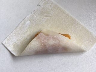 8、自制猪肉胡萝卜馄饨,馄饨包法步骤2