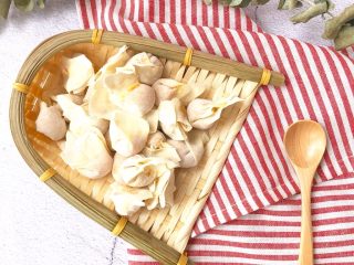 11、自制猪肉胡萝卜馄饨,做好的馄饨可以放入平盘中冷冻半小时再取出放入保鲜袋