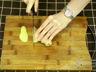 5、可乐鸡翅（懒人菜系列）,5、切取3片姜片备用。