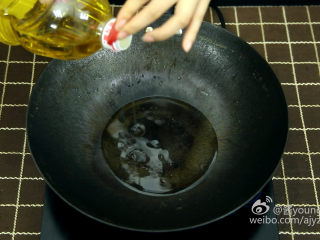 6、可乐鸡翅（懒人菜系列）,6、热锅，倒油。