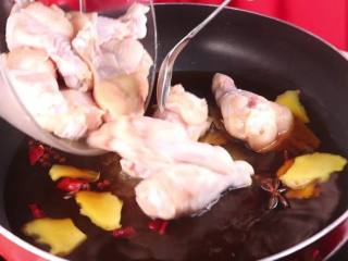 7、糖醋鸡翅根，我做太少了根本都不够吃,用铲子将配料翻匀后，将洗净的鸡翅根直接倒入锅中。