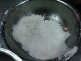 2、芒果千层,糖粉 淀粉 蛋糕粉 一起拌匀