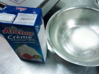 6、芒果千层,把奶油加糖用慢速搅拌一分钟在开中速高一点搅拌至起波浪状在中速