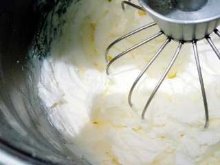 7、芒果千层,搅拌成这样摸起来有点硬就可以