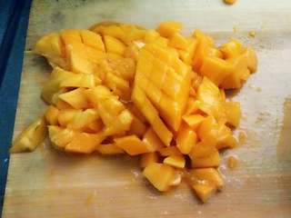 8、芒果千层,把芒果切好切一半打成泥放入打好的奶油中