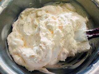 9、芒果千层,把打好的芒果泥到进这里有刮板拌匀即可 这样可以让芒果味更浓一点