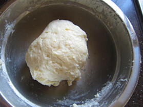 1、葵花酥 ,水油皮的面粉、糖和黄油搓成粗粉，在加入水，和成水油皮面团