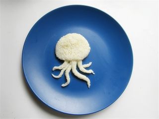 4、章鱼和宝宝出游记,把团好的米饭在盘子里拼成一个大章鱼