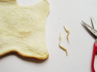 8、章鱼和宝宝出游记,将擀平的吐司剪成细条，并用手搓拧一下，拧成弯曲状
