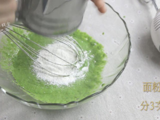 5、菠菜戚风蛋糕,低筋面粉分3次加入，记得过筛哦！来回一字型搅拌均匀，一定注意翻拌方式适度，看不见干粉就加下一次面粉，不要将面粉搅拌起筋。