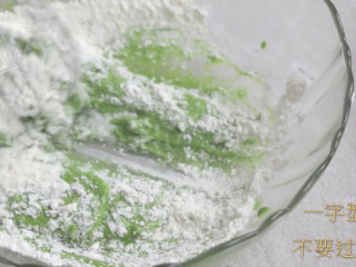 6、菠菜戚风蛋糕,来回写“一”字，来回写“Z”字也可以，但不能划圈。