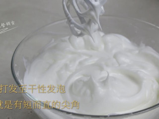 12、菠菜戚风蛋糕,最后蛋白打发至干性发泡，即打蛋器提起蛋白成短而直的状态。