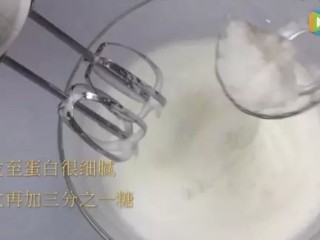 10、菠菜戚风蛋糕,高速打发，至蛋白霜细腻状态，加入第二次三分之一糖。