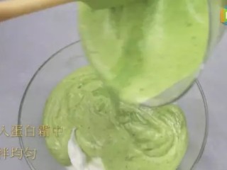 13、菠菜戚风蛋糕,混匀的蛋糕液全部倒入蛋白霜中，切拌均匀。