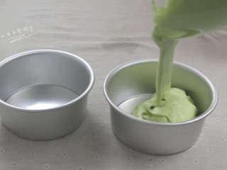 14、菠菜戚风蛋糕,蛋糕液从10几厘米高空倒入蛋糕模中，为了消除一些气泡。