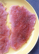 3、黄金炸猪排,将肉片置于大盘里，淋上料酒，洒上少许细盐、胡椒、一点点生抽和美极鲜味汁，腌制片刻