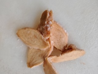 1、杂排三色汤,盐姜切片（盐姜煲汤是特别香的。没试过的朋友可以试试哦）