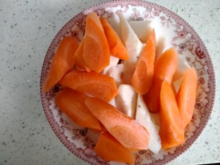 2、杂排三色汤,胡萝卜和山药切成滚刀块。装盘备用