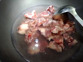 4、杂排三色汤,锅内加入适量冷水，放入杂排，适量料酒，煮沸。然后捞起来用冷水清洗干净。