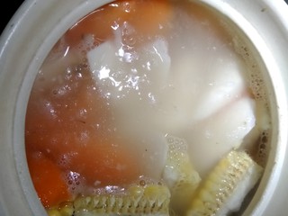 7、杂排三色汤,再放入切好的玉米，胡萝卜，山药。加入适量盐。盖上盖子，慢炖40分钟关火。