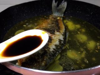 6、一锅俩用，清汤鲫鱼，辣汤重庆火锅,加一勺生抽入锅大火