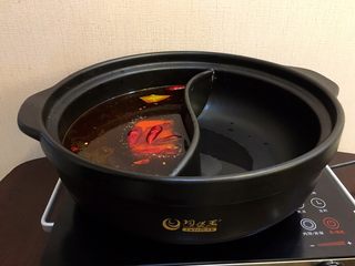 10、一锅俩用，清汤鲫鱼，辣汤重庆火锅,准备一个鸳鸯锅，将重庆火锅底料放入一边，加入热开水