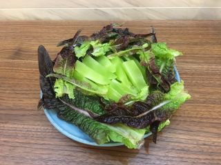 20、一锅俩用，清汤鲫鱼，辣汤重庆火锅,将莴苣洗净后入皮切段装盘