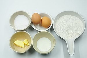 1、抹茶奶酪夹心蛋糕,称量好所有材料