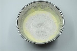 4、抹茶奶酪夹心蛋糕,一次性筛入低粉