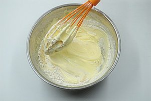 5、抹茶奶酪夹心蛋糕,用手抽翻拌均匀