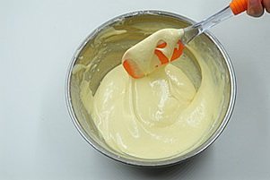 7、抹茶奶酪夹心蛋糕,改用刮刀将面糊翻拌数次