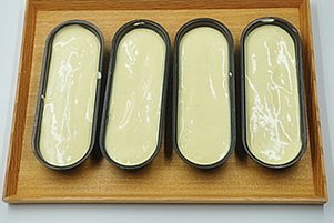 8、抹茶奶酪夹心蛋糕,倒入准备好的模具8分满入预热好的烤箱烘烤至表面金黄