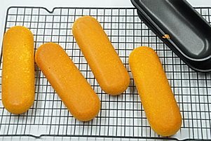 9、抹茶奶酪夹心蛋糕,蛋糕出炉后直接倒扣在晾网上脱模晾凉