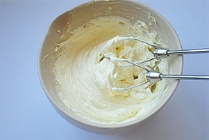 11、抹茶奶酪夹心蛋糕,加入糖粉，搅拌至顺滑无颗粒