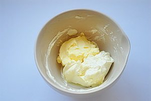 10、抹茶奶酪夹心蛋糕,准备夹馅，将黄油和奶油奶酪软化