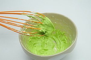 13、抹茶奶酪夹心蛋糕,搅拌至上色均匀