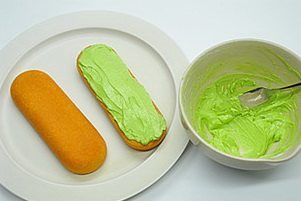 14、抹茶奶酪夹心蛋糕,用抹刀将奶油奶酪馅抹在蛋糕表面