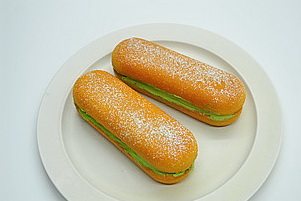 15、抹茶奶酪夹心蛋糕,两片蛋糕夹起，表面洒糖粉装饰