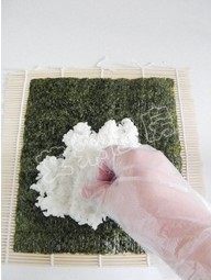 8、紫菜包饭,戴上一次性手套，将米饭均匀的铺在紫菜上