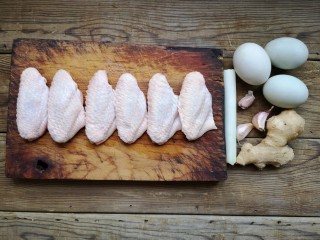 1、咸蛋黄鸡翅,准备食材。