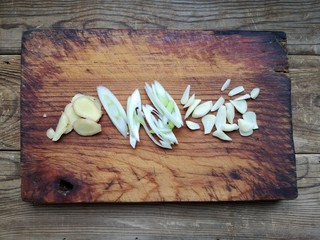 3、咸蛋黄鸡翅,葱姜蒜切片。