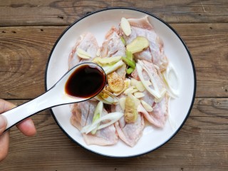 5、咸蛋黄鸡翅,加适量的味极鲜酱油。