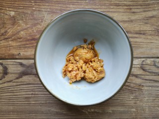 9、咸蛋黄鸡翅,将咸鸭蛋剥出蛋黄放入容器中压碎备用。