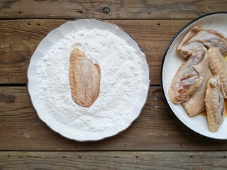 10、咸蛋黄鸡翅,将腌好的鸡翅外面薄薄裹一层炸粉。（没有裹炸粉的可以将面粉和淀粉按1:1比例混合均匀）