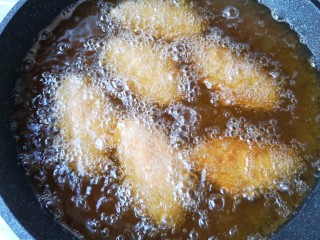 13、咸蛋黄鸡翅,中小火炸至鸡翅外表金黄酥脆。